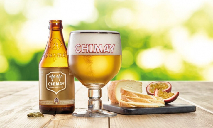 Chimay Goud flesje en glas met kaasplankje